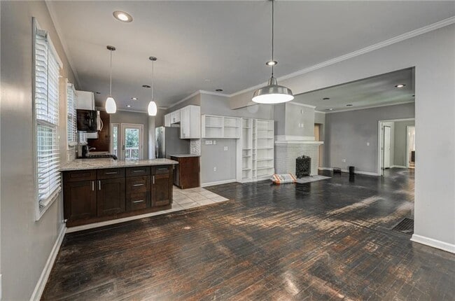 Photo - 483 Burlington Rd NE