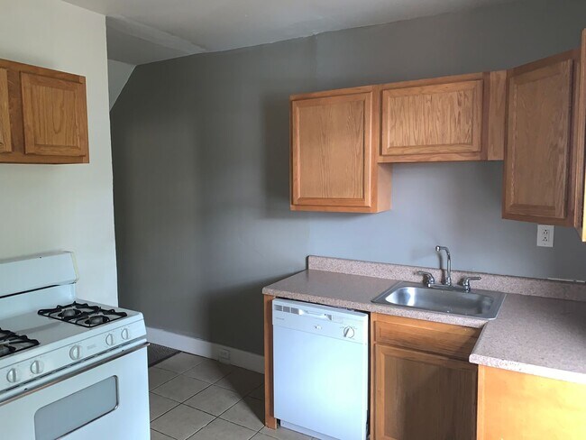 Photo - SPACIOUS OAKLAND HOUSE WITH BONUS ROOM - AVAILABLE AUGUST!