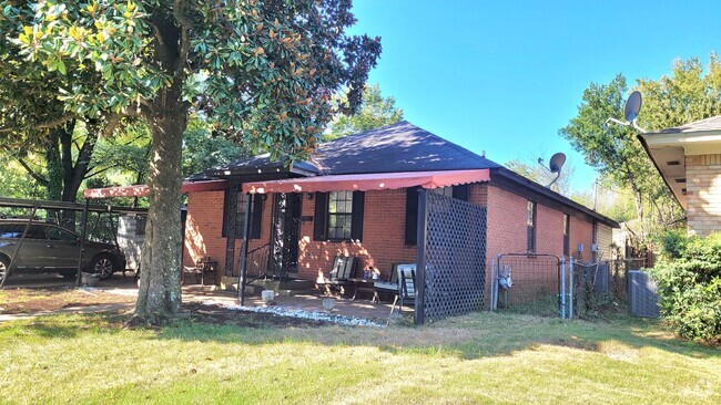 Building Photo - Adorable Bungalow in the heart of Memphis Rental