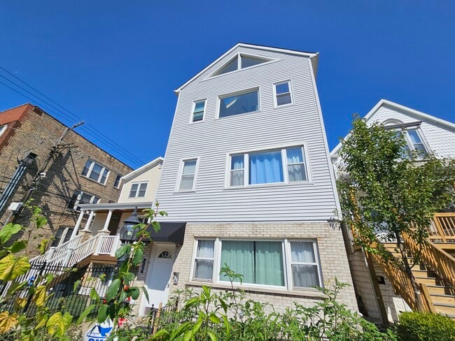 Building Photo - 1140 W Barry Ave Unit 1