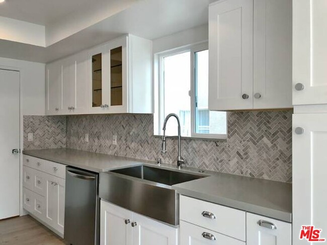 Building Photo - 853 Hayworth Ave Unit 204 Rental