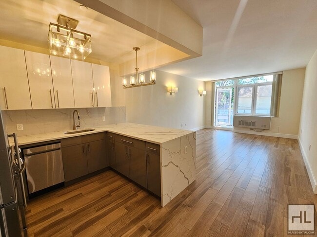 Building Photo - Modern 1-Bedroom with Balcony in Prime Nor... Rental