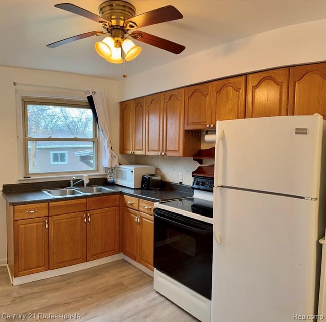 Photo - 1403 E Maxlow Ave