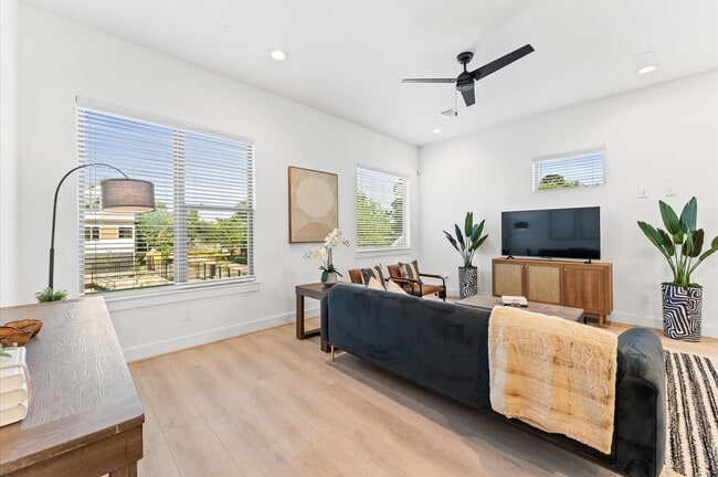 Photo - 812 Curtin St