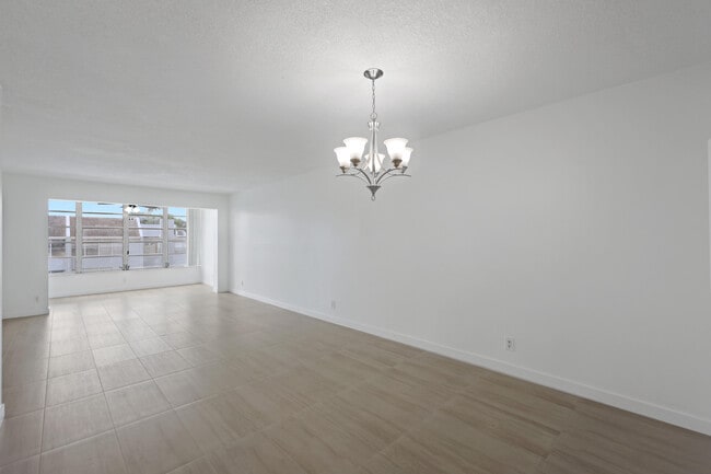 Building Photo - 2840 SW 22nd Ave Unit 308 Rental