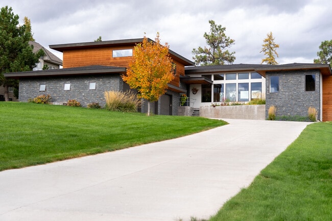 Photo - 229 Arbour Dr E