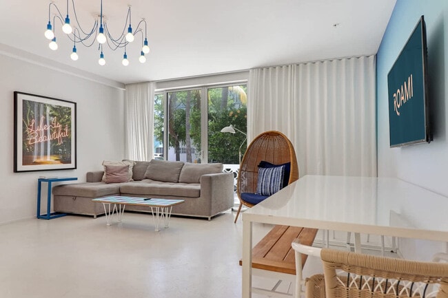 Building Photo - 250 Collins Ave Rental
