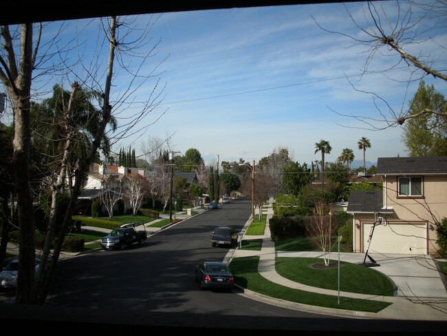 View of neighborhood/street - 16022 Moorpark St Unit 203