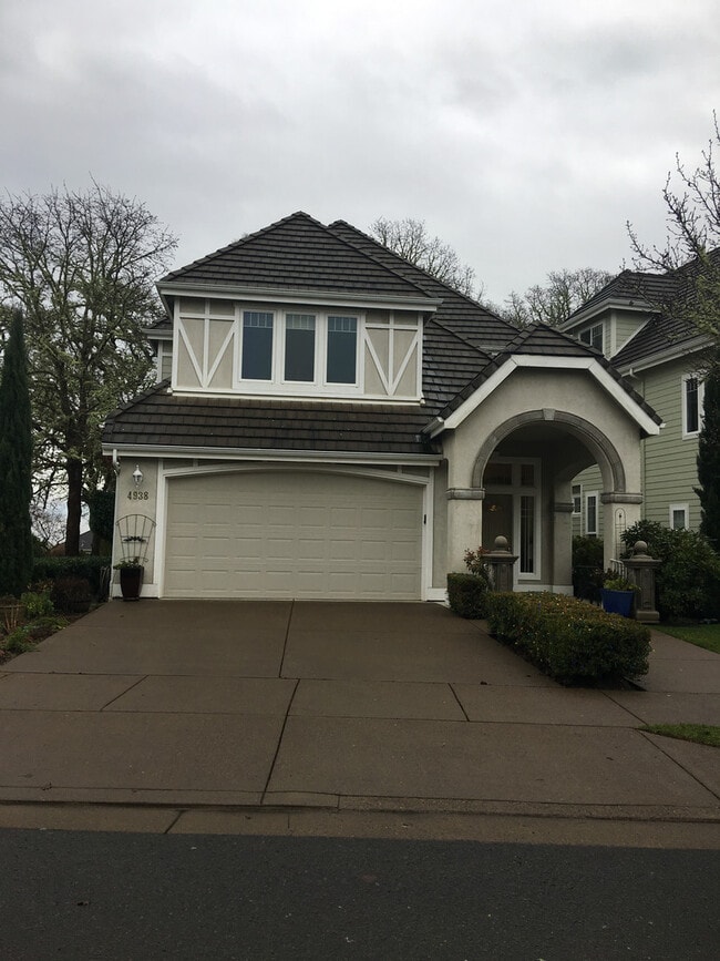 Building Photo - Beautiful 3 bedroom 2.5 Bath in North Corv...