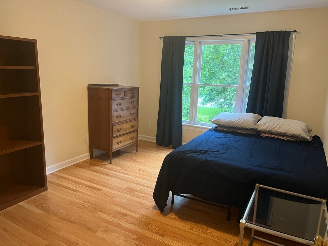 Large furnished bedroom with private bath for rent - 209 Cates Farm Rd (Chapel Hill, NC)