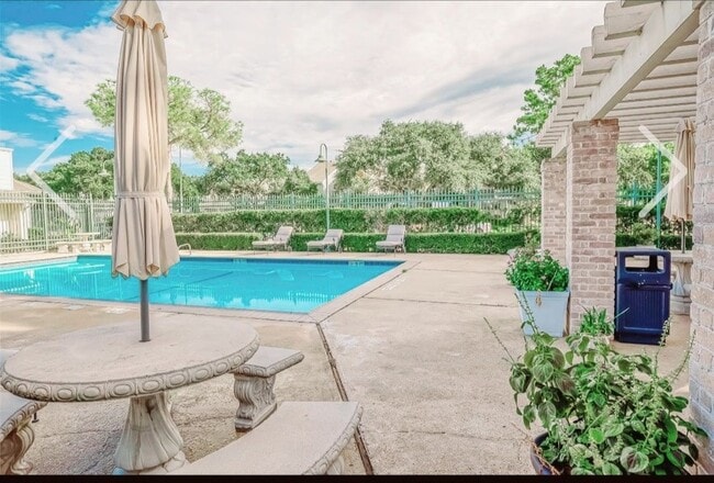 Building Photo - 13030 Leader St Unit 942