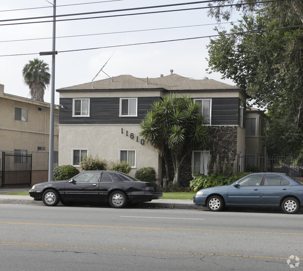 Photo - 11610 Oxnard St