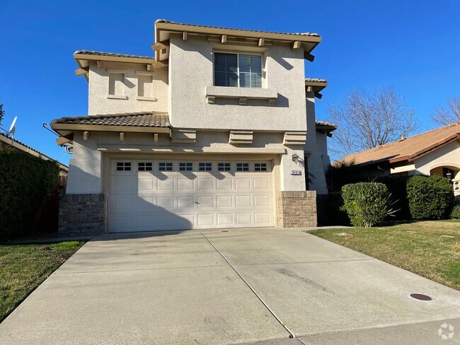 Building Photo - Stunning 3-Bedroom Home with Pool in Prime...