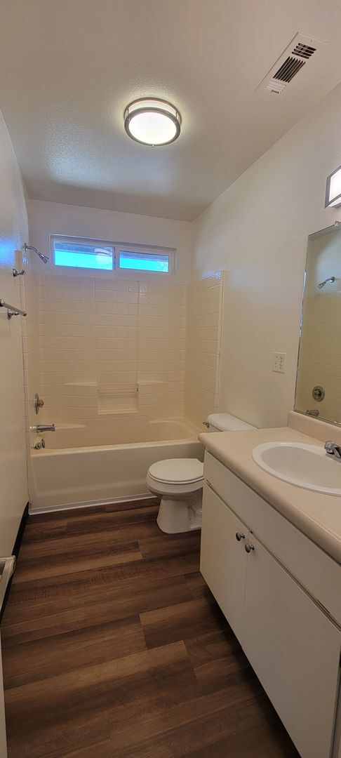 Photo - Great Shasta Lake Home in Country Setting, New LVP Flooring