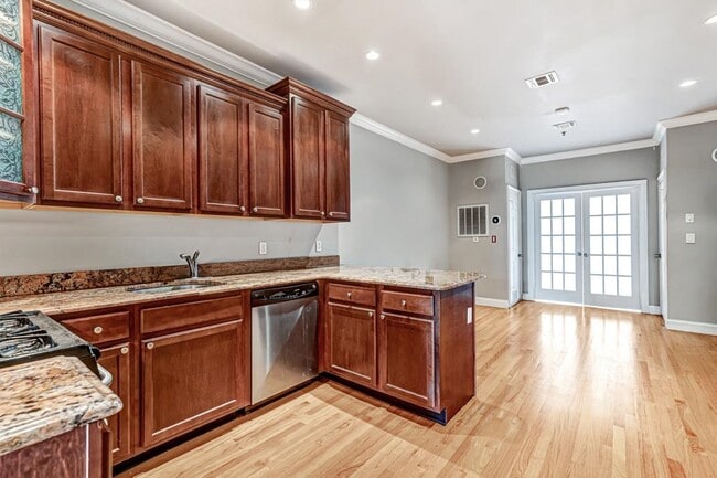 Building Photo - 805 Willow Ave Unit 5L Rental