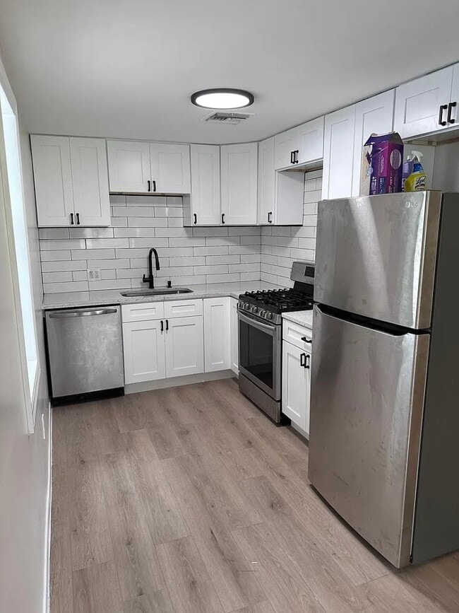 Photo - 3505 Iris St N