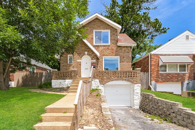 Building Photo - Fantastic 3bd/2ba home! Coming soon!