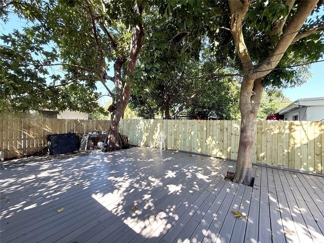 Photo - 631 NE 171st St