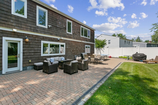 Photo - 691 Wilmot Rd