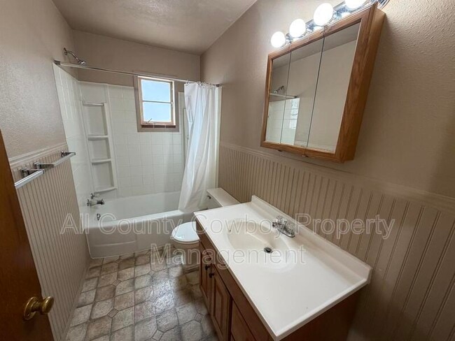 Photo - 700 W 1st Ave Unit Apt 5