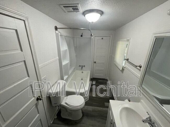 Photo - 202 N Ash St