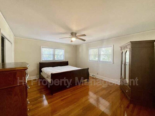 Photo - 137 W Main St