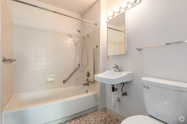 1BR, 1BA - 560SF - Bathroom