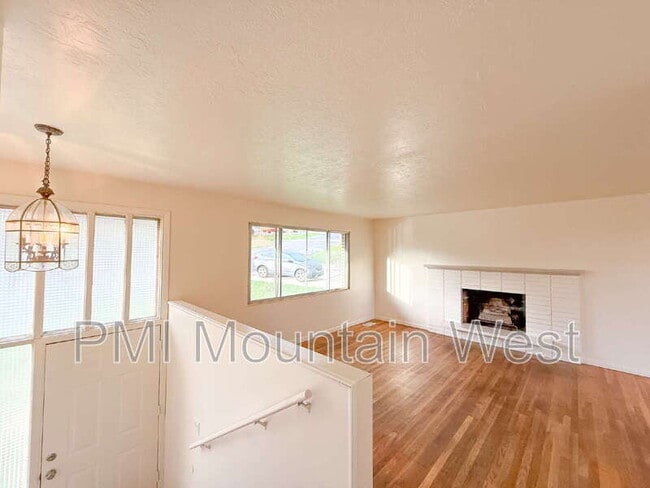 Photo - 698 Doren Dr