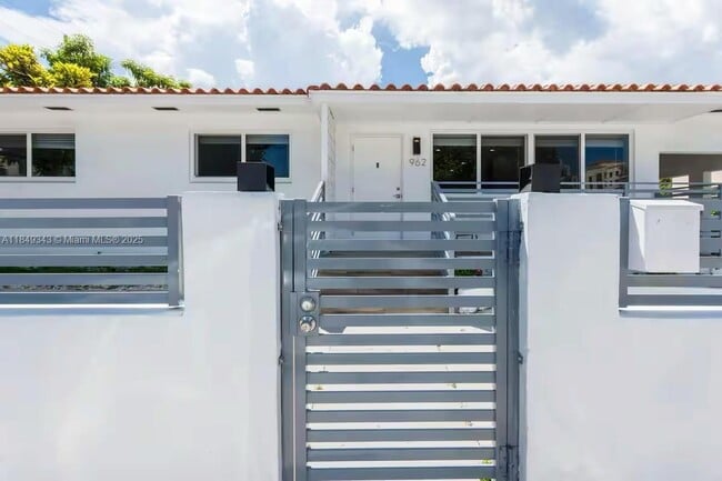 Photo - 962 SW 6th Ave