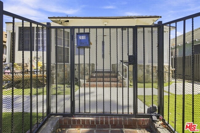 Photo - 2910 S Budlong Ave