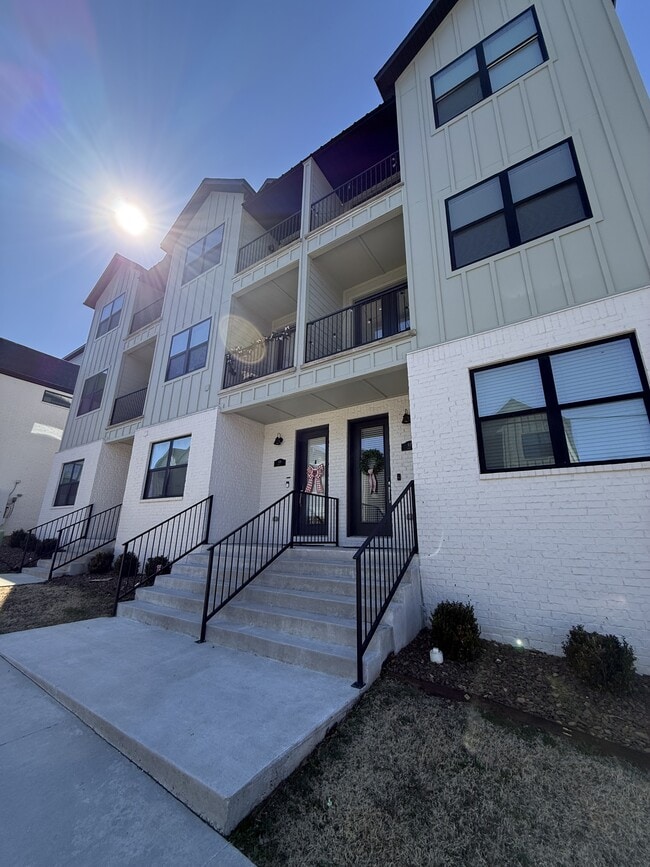 Photo - 707 Whitham Ave