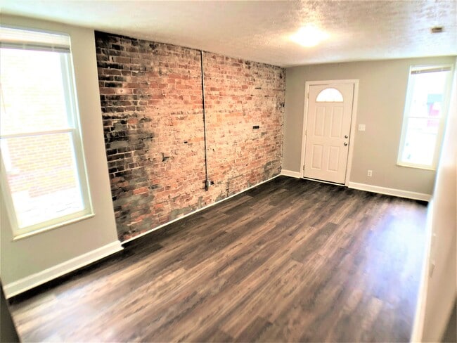 Photo - 881 Oak St