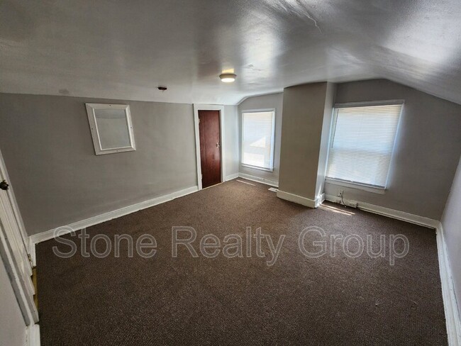 Photo - 662 Oak St