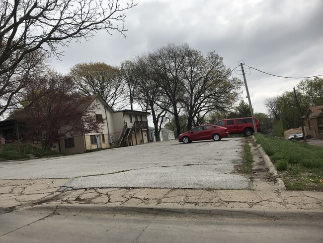 Área de estacionamiento trasero adicional - 807 W Mission Ave Unidad 3