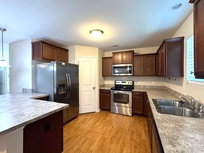 Photo - ~~~~~~~~ Park Place Townhomes ~~~~~~~ Pretty 3 bedroom 2.5 bath unit~~~~~