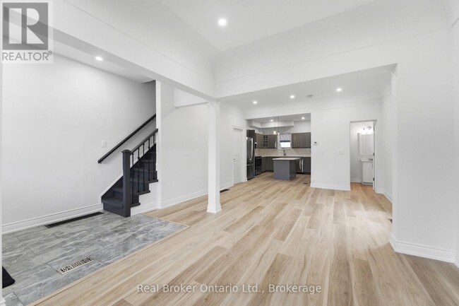 Photo - 167 Rosslyn Ave N