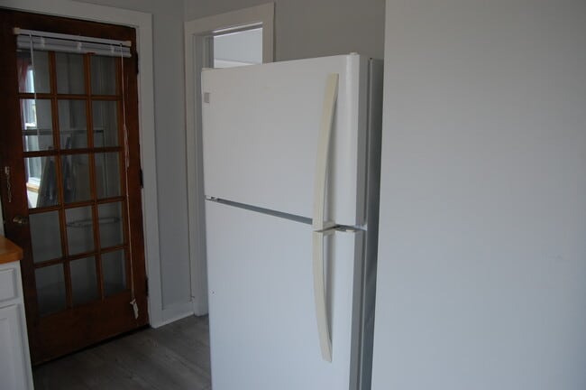 Building Photo - 2011 W Fargo Ave Unit Apt 3