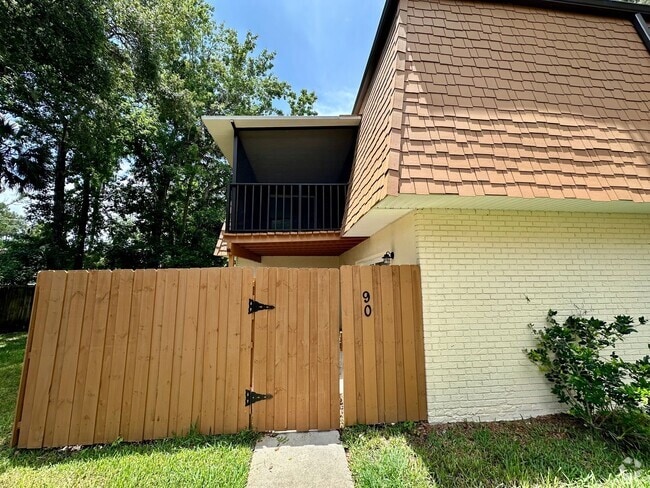 Building Photo - Fully Remodeled - 2/2 Townhome in Central ...