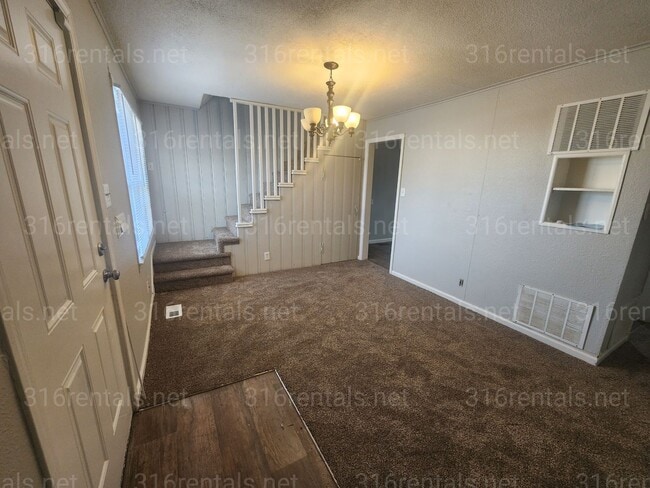 Building Photo - $1,199 - 4 bedroom / 2.5 bathroom - Single Family Home