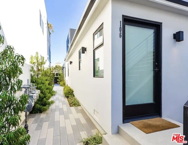 Building Photo - 483 Washington Blvd