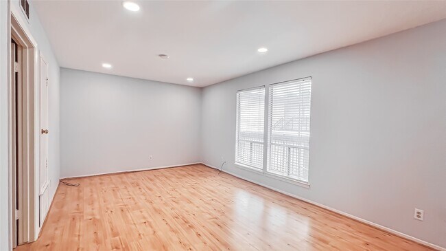 Photo - 2515 Shakespeare St Unit 4