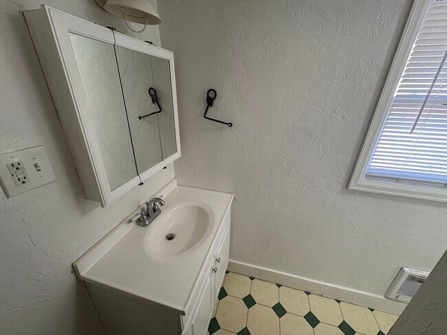 Photo - COZY 1 BEDROOM, 1 BATH APARTMENT LOCATED I... Unidad 6 SW Cleveland Ave