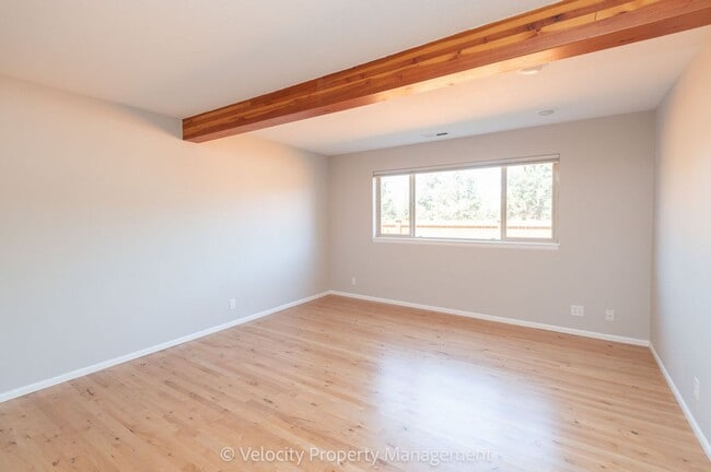 Building Photo - Move in Deposit Reduced! Beautiful Townhom... Rental