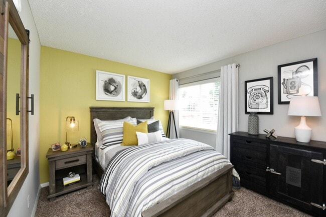 Spacious Bedroom - Hudson on the Greenway