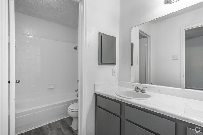 2BR, 2.5BA - 1,280SF - Bathroom