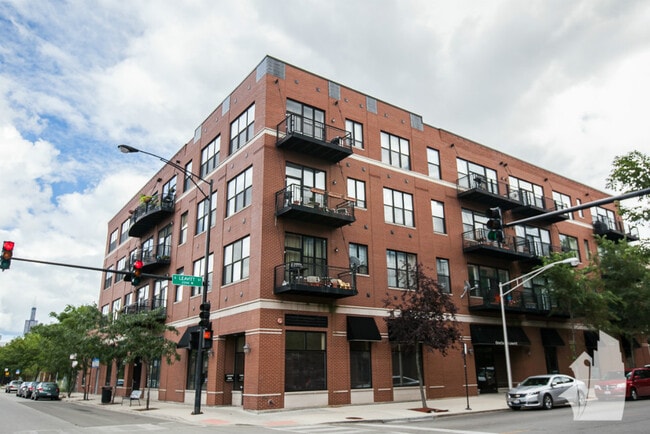 Building Photo - 1 S Leavitt St Unit 206