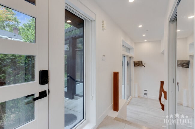 Building Photo - Modern 3 Bedroom, 2 Bathroom Laneway Home in South Vancouver Unit Laneway House 6623