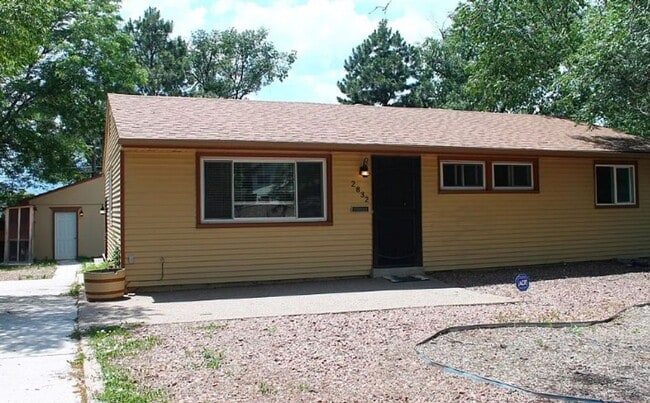 Building Photo - 5-bedroom, 2-bathroom home located in the heart of Colorado Springs