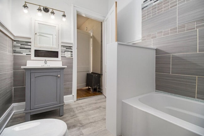 Building Photo - $949 - Spacious 1bed/1bath on main floor of with tons of windows! - Ask about our no security dep... Unit 1
