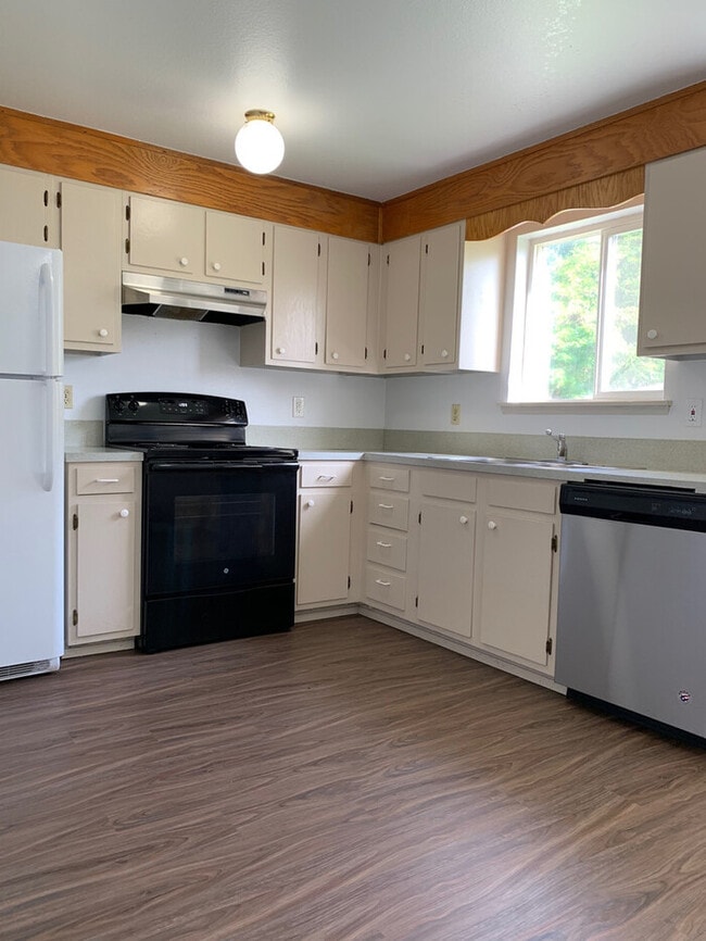 Photo - Cute 3 Bedroom 1 Bath in Tacoma!! Half Off...